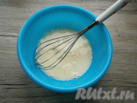 Влить молоко, смешанное с водой, всыпать соду, хорошо взбить венчиком.
