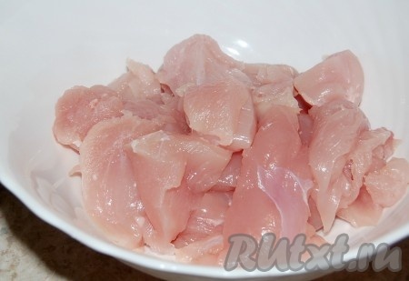 Нарезать филе на небольшие кусочки.