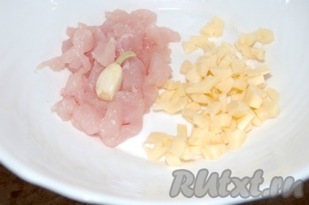 Нарезать маленькими кусочками мясо курицы и сыр, приготовить чеснок.