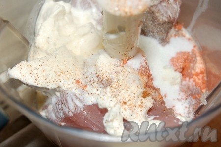 Добавить к кусочкам филе сливки, белки, специи, чеснок, соль.