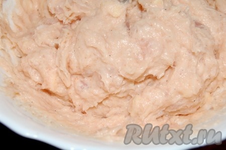 Нарезать маленькими кусочками мясо курицы и сыр, приготовить чеснок.  Чеснок выдавить через чеснокодавилку. Кусочки мяса курицы, сыр и чеснок добавить в общую массу. Перемешать тщательно фарш.