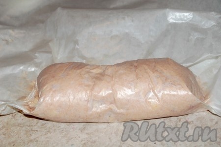 Теперь надо плотно завернуть пергамент.