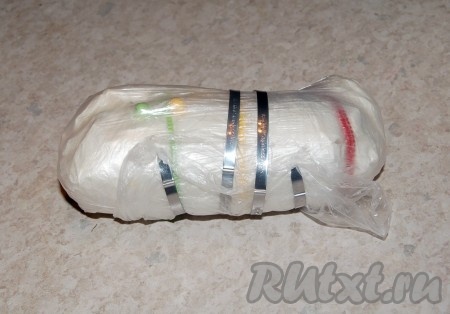 После того, как рулет хорошо завязан, следует его упаковать в несколько полиэтиленовых пакетов, чтобы сохранить его от лишнего проникновения воды.