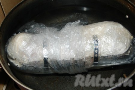 Положить рулет в горячую воду и поставить вариться на 30 минут, при слабом кипении воды.