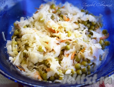 Салат с квашеной капустой и горошком