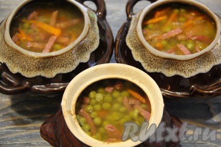 Добавить в горшочки соль, специи по вкусу и залить горячей водой или бульоном. Накрыть горшочки крышками (если нет крышек, можно накрыть фольгой). Поставить горшочки с супом в разогретую до 250 градусов духовку и готовить 10 минут, затем убавить температуру до 100 градусов и томить ещё 10 минут. Затем выключить духовку и оставить в ней суп ещё на 5-10 минут.
