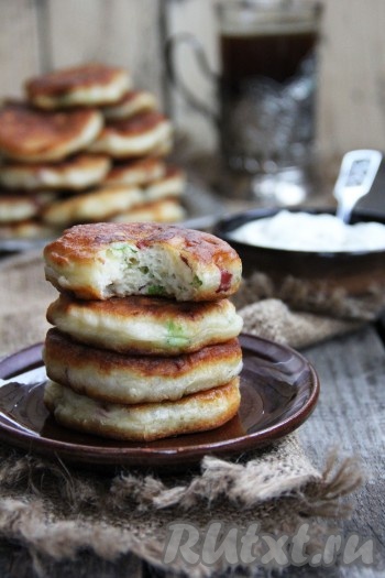 Готовые оладьи выложить на бумажное полотенце, чтобы удалить излишки масла. Подать оладушки в горячем виде со сметаной. Оладьи с сыром и колбасой, замешанные на кефире, получаются очень вкусными и пышными.
