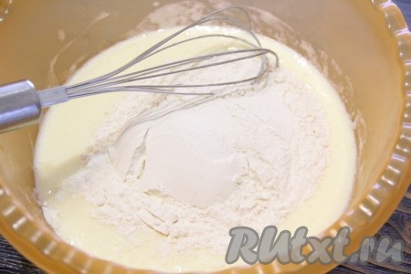 Всыпать муку и перемешать получившуюся массу венчиком.
