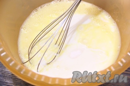 Затем к яйцам добавить кефир, сахар, соль и соду.
