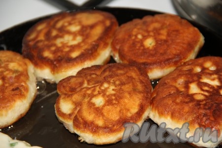 Жарить оладушки до золотистого цвета с двух сторон на среднем огне.
