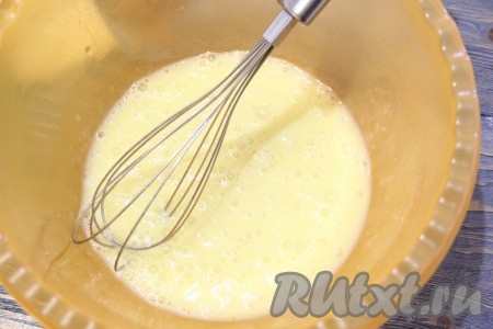 Яйца вбить в глубокую миску и слегка взбить их венчиком.

