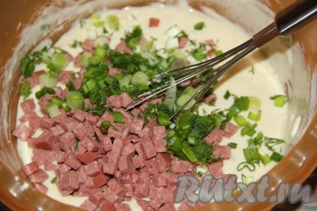 Зелень вымыть, обсушить, а затем мелко нарезать и добавить в тесто.
