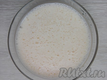 Пока готовится основа киша, можно заняться начинкой из красной рыбы и брокколи. В чашке взбить яйца с молоком. Филе красной рыбы нарезать на небольшие кусочки. Моцареллу натереть на крупной терке. Брокколи разобрать на соцветия. 
