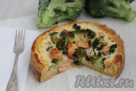 А вот такой наш киш с начинкой из брокколи и красной рыбы в разрезе.
