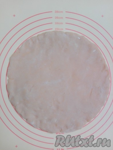 Охлажденное тесто раскатать в пласт и переложить в форму для выпечки, сформировать высокие бортики, наколоть дно будущей выпечки вилкой. Выпекать основу в разогретой духовке при температуре 180 градусов 15-20 минут, лучше на дно нашего будущего пирога выложить груз, чтобы основа не поднялась (в качестве груза отлично подойдет фасоль).
