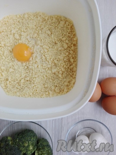 Холодное сливочное масло&nbsp;перетереть руками с мукой до состояния мелкой крошки. Добавить один яичный желток, воду, соль, перемешать массу, пока она не начнет собираться в комок.
