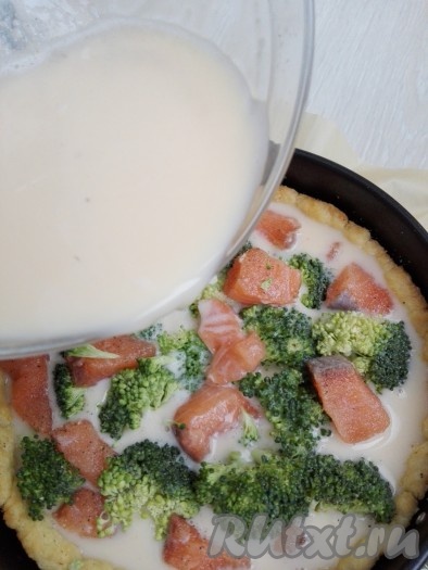 Залить смесью из молока и яиц. Выпекать пирог в разогретой духовке при температуре 180 градусов, примерно, 35-40 минут.
