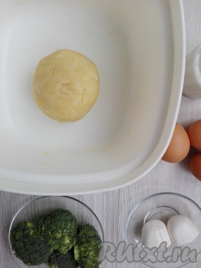 Переложить тесто в полиэтиленовый пакет, затем убрать на 30 минут в холодильник.
