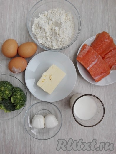 Ингредиенты для приготовления киша с брокколи и красной рыбой.