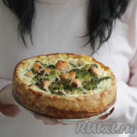 Подавать киш с начинкой из брокколи и красной рыбы теплым со свежими овощами и зеленью.
