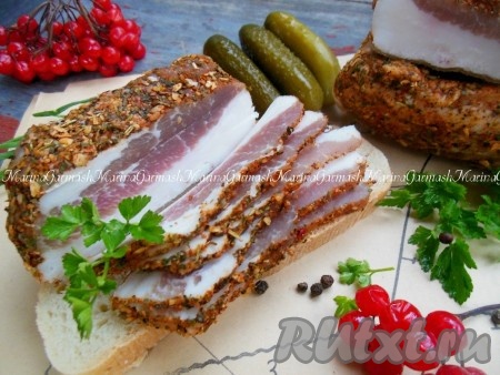 Сало, нарезав на тонкие ломтики, подать к столу, оно отлично сочетается с тарелочкой борща со сметанкой. Рецепт засолки сала в пакете очень простой, а в результате получается идеальная закуска! Такое сало рекомендую хранить в морозилке до 5 месяцев, для этого его нужно предварительно поместить в пищевой контейнер или завернуть в пергаментную бумагу и выложить в пакет.