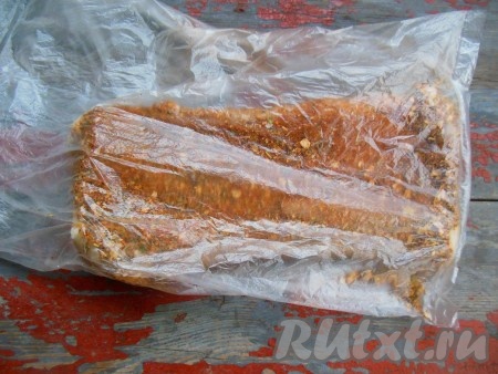 Кусочек сала положите в чистый пакет, добавьте специи, снова потрясите пакет. При таком способе приготовления даже руки остаются чистыми. Уберите пакет с салом в морозилку, через сутки ароматное сало будет готово.