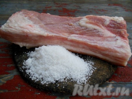 Для засолки сала в пакете я использовала свежее сало с мясной прослойкой и соль.