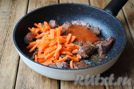 Посолить, добавить приправу к мясу, морковь и кетчуп (я использовала домашний кетчуп). Кетчуп можно заменить на 1 столовую ложку томатной пасты.&nbsp;&nbsp;
