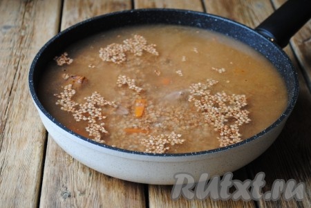 Оставшуюся воду (1,5 стакана) влить в сковороду. Добавить ещё немного соли, довести до кипения, затем, уменьшив огонь и накрыв крышкой, готовить в течение 20 минут, пока крупа не приготовится и жидкость не впитается полностью.
