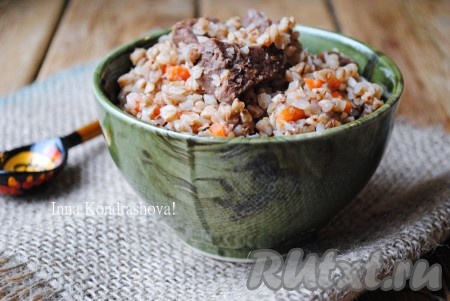 Перемешать гречку с говядиной прямо в сковороде, разложить по порционным тарелкам и в горячем виде подать на стол. Очень вкусное и полезное блюдо, к тому же на приготовление у вас не удет много времени, ведь гречка томится в сковороде с говядиной сама, а вы можете в это время заняться другими делами.