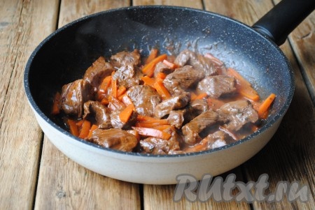 Тушить говядину на среднем огне, периодически помешивая, 10 минут.
