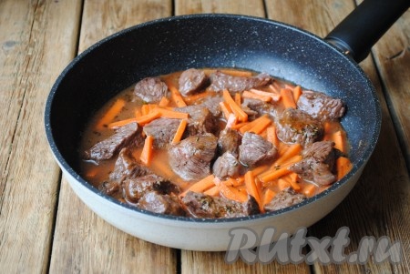 Влить половину стакана воды. Если Вы будете готовить с томатной пастой, то нужно добавить немного сахара, чтобы выровнять кислоту.&nbsp;
