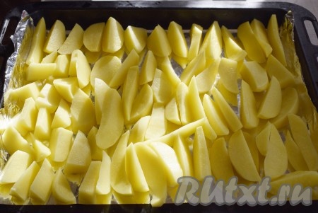 Форму или противень для запекания застелить фольгой или пергаментом. Нарезать картофель на крупные дольки.&nbsp;На фольгу выложить картофель и присыпать специями и солью.