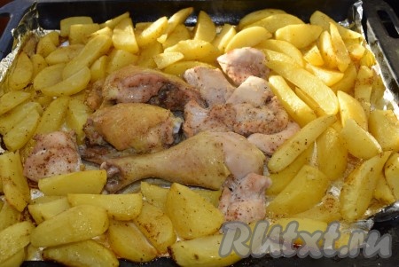 Затем достать противень и влить к картофелю с курицей воду.