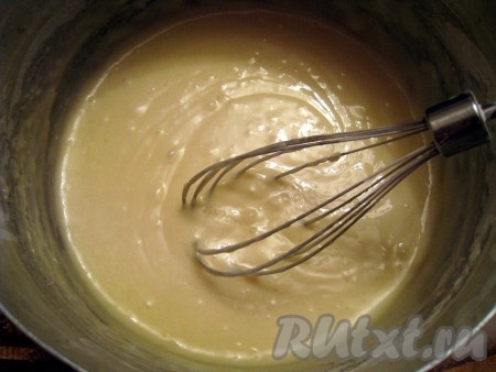 Затем добавить кефир и подсолнечное масло, перемешать венчиком до однородности. Всыпать разрыхлитель и 1 стакан муки, перемешать венчиком. Частями добавляя оставшуюся муку и полностью вмешивая её венчиком, замесить в меру густое, однородное тесто, напоминающее по густоте сметану средней жирности.