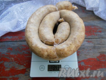 Из 1,6 килограмма куриного фарша у меня получилось три домашних куриных колбаски весом 1,343 килограмма. Отваренную колбасу можно заморозить, а потом, слегка разморозив, просто поджарить.
