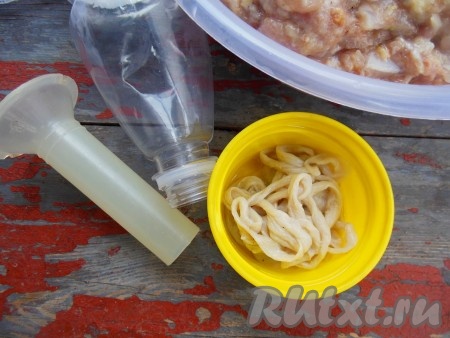 Кишки я использую соленые, их необходимо замочить на 20-30 минут в холодной воде. Затем отмерьте небольшой кусочек кишки, проверьте на прочность, для этого можно надуть кишку или поместить под кран с холодной водой. Таким образом можно легко определить, есть ли в кишке дырочки. Для наполнения кишки фаршем можно использовать специальную насадку для мясорубки, если таковой нет, - возьмите пластиковую бутылку, отмерьте 10-15 см от горлышка и отрежьте ножом или ножницами.