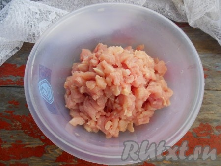 Куриную грудку без кожицы нарежьте на мелкие кусочки.
