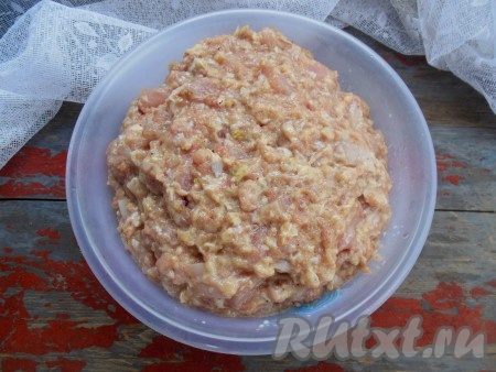Тщательно перемешайте получившийся фарш. Фарш для приготовления куриной колбасы получается не жидким, но и не густым. Из курицы весом 2,5 килограмма у меня получилось 1,6 килограмма фарша. Накройте пищевой пленкой и уберите в холодильник на 2-3 часа. По истечении времени достаньте фарш из холодильника и еще раз перемешайте.
