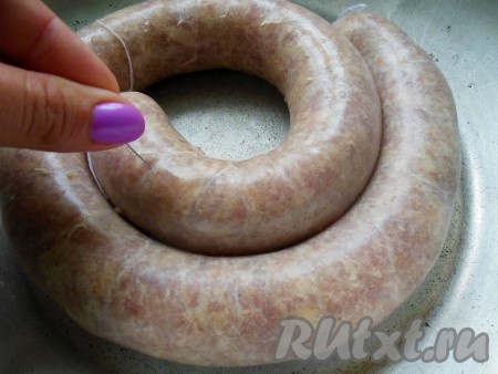 С помощью иглы нужно наколоть будущую куриную колбасу со всех сторон, особенно в местах, где есть видимые пустоты, чтобы колбаска при варке не лопнула.
