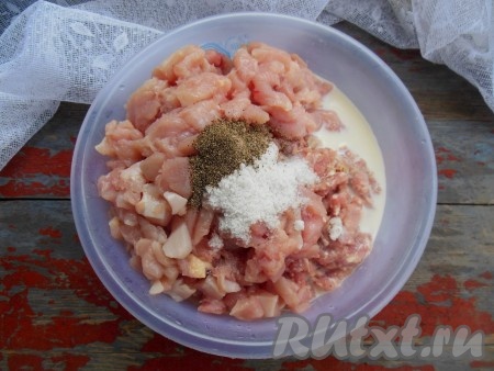 Соедините мясо, прокрученное через мясорубку, и мясо, нарезанное на кусочки, добавьте соль, черный молотый перец и молоко.&nbsp;
