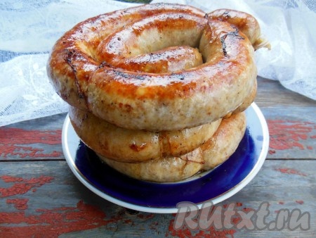 Можно колбасу не обжаривать, а, смазав сверху растительным маслом или растопленным смальцем, запечь в разогретой духовке в течение 10-15 минут при температуре 180 градусов (до золотистого цвета).