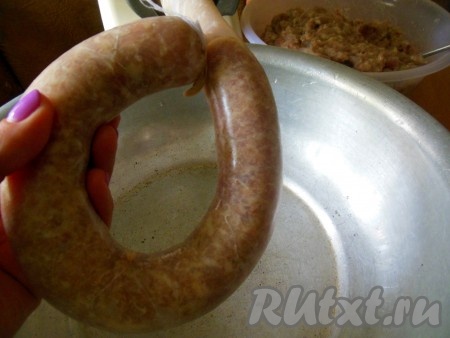 Старайтесь фиксировать толщину кишки с фаршем - чтобы фарша в кишке было не слишком много, но и не слишком мало. Когда кишка будет полностью наполнена, завяжите второй конец кишки ниткой.