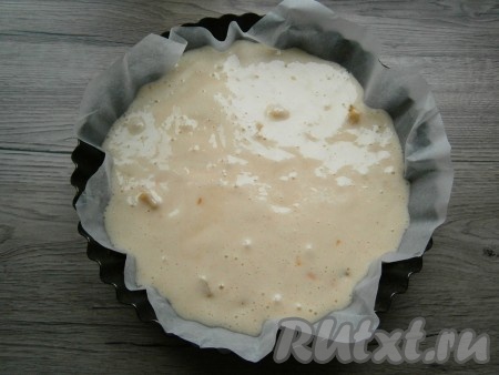 Сверху вылить оставшееся тесто.