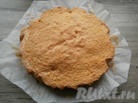 Выпекать шарлотку в предварительно разогретой до 180 градусов духовке 30-40 минут - до румяного цвета. Готовый пирог немного остудить, убрать пергамент и полностью дать остыть шарлотке, поместив ее на решетку.