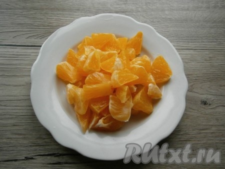 Снять цедру с апельсина. Сам апельсин очистить от кожуры и белых пленок. Мякоть апельсина нарезать на кусочки.
