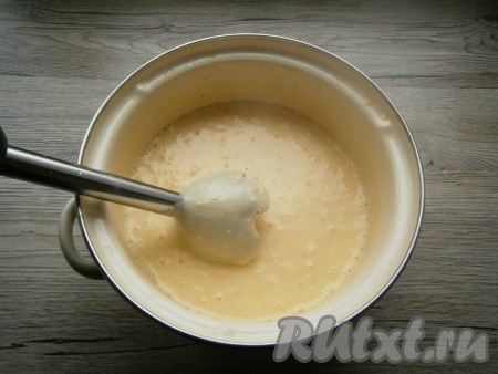 Варить на слабом огне, периодически помешивая, до тех пор, пока весь сыр не расплавится. Далее пюрировать суп погружным блендером до однородного кремового состояния.
