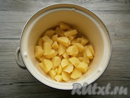 Морковь, картошку и лук очистить. Картофель, нарезав на кусочки, выложить в кастрюлю, влить воду и отправить на огонь. Довести до кипения, посолить, всыпать немного специй для супа, варить картофель 35-40 минут на слабом огне и с прикрытой крышкой.