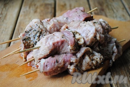 Мясо плотно нанизать на шпажки. У меня вышло 5 шашлычков.
