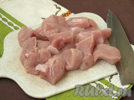 Филе индейки промыть и просушить. Нарезать мясо кусочками размером около 2-3 см.
